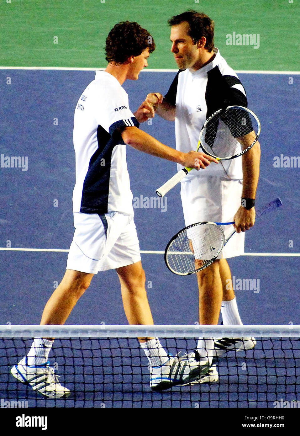 Greg Rusedski (a destra) e Jamie Murray della Gran Bretagna durante la Coppa Davis Euro-African zone Group One si raddoppia la partita contro l'Olanda al NEC di Birmingham. Foto Stock