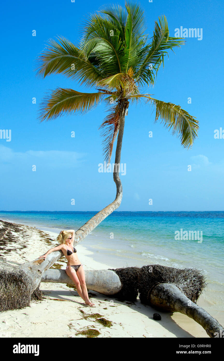 Donna alla spiaggia, Palm tree, Punta Cana, Repubblica Dominicana, dei Caraibi Foto Stock