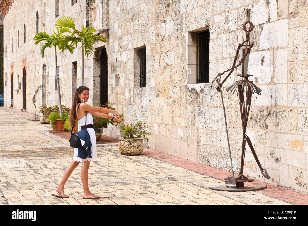 Giovane turista femminile in posa con il balletto di scultura, Santo Domingo, Repubblica Dominicana, Caraibi, America Foto Stock
