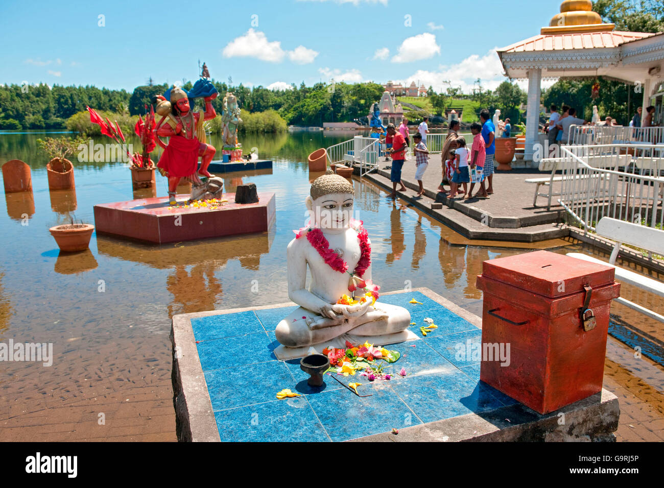 Hanuman e Vishnu, Buddha, Santo Lago indù Ganga Talao, Grand Bassin, Mauritius, Africa, Oceano Indiano / Ganga Talao Foto Stock