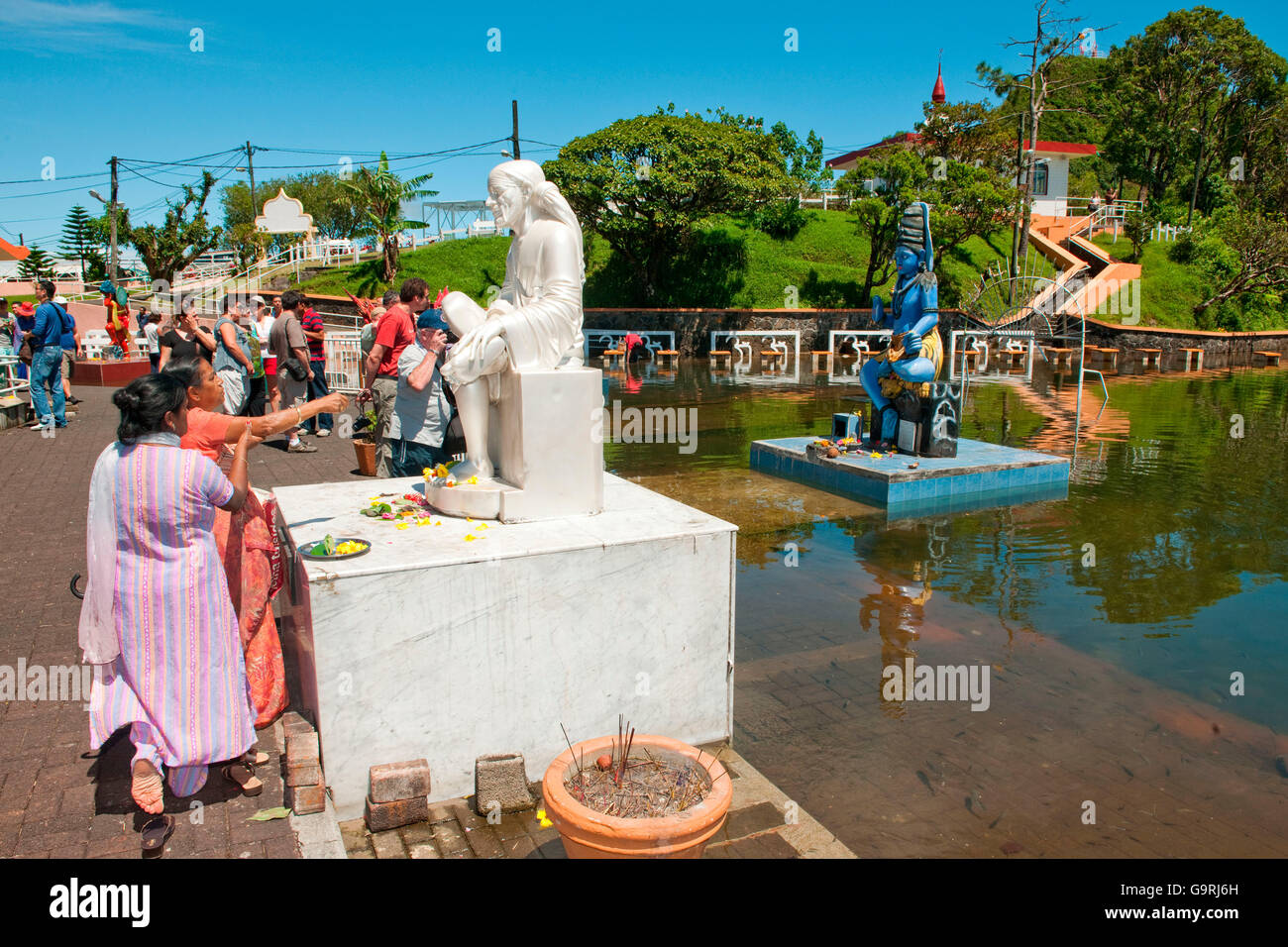 Pellegrini in omaggio, Santo Lago indù di Ganga Talao, Grand Bassin, Mauritius, Africa, Oceano Indiano / Ganga Talao Foto Stock