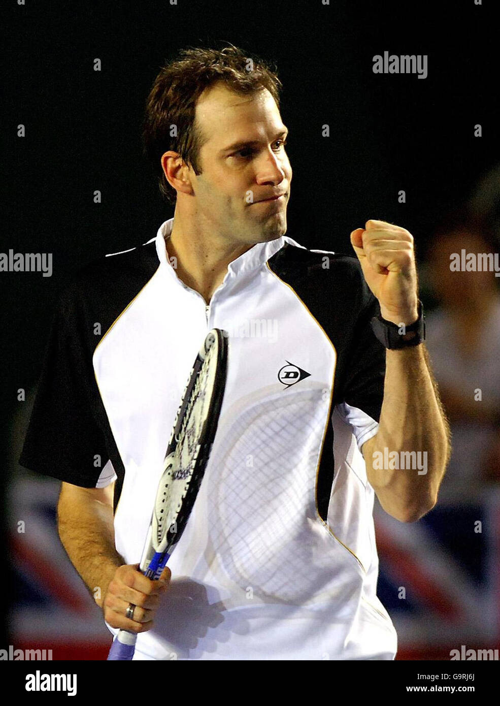 Greg Rusedski della Gran Bretagna celebra un punto contro Robin Haase e Rogier Wassen dei Paesi Bassi nella Coppa Euro-Africana zona Gruppo uno doppio match al NEC di Birmingham. Foto Stock