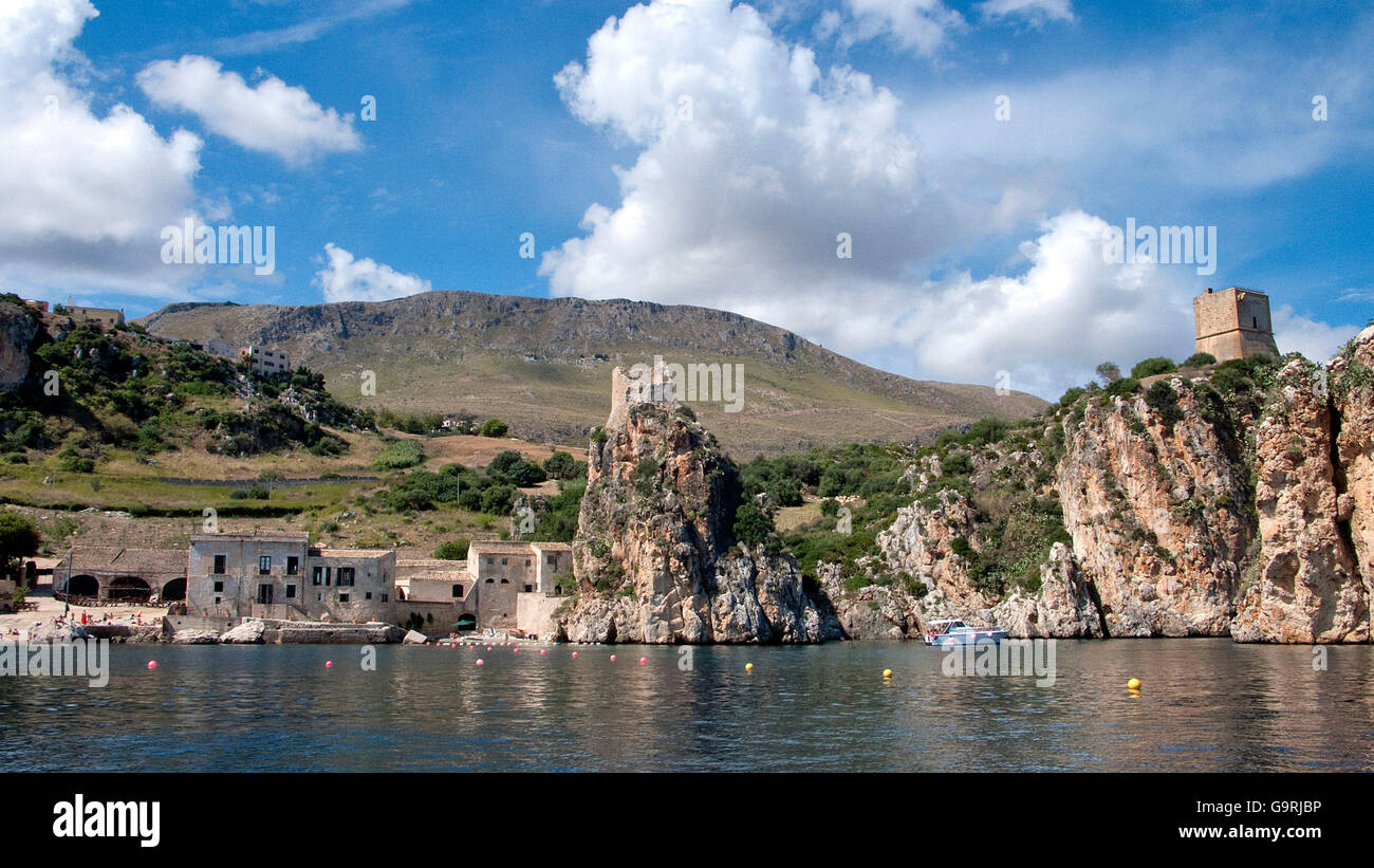 Tonnara di Scopello e la storica torre di avvistamento, Lo Scopello, Sicilia, Europa, Mediterraneo / Lo Scopello Foto Stock