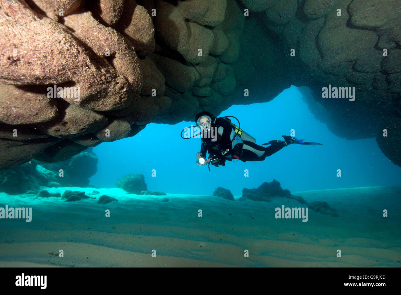 Sommozzatore in grotta sottomarina a Punta Cana, Repubblica Dominicana, Caraibi, America Foto Stock
