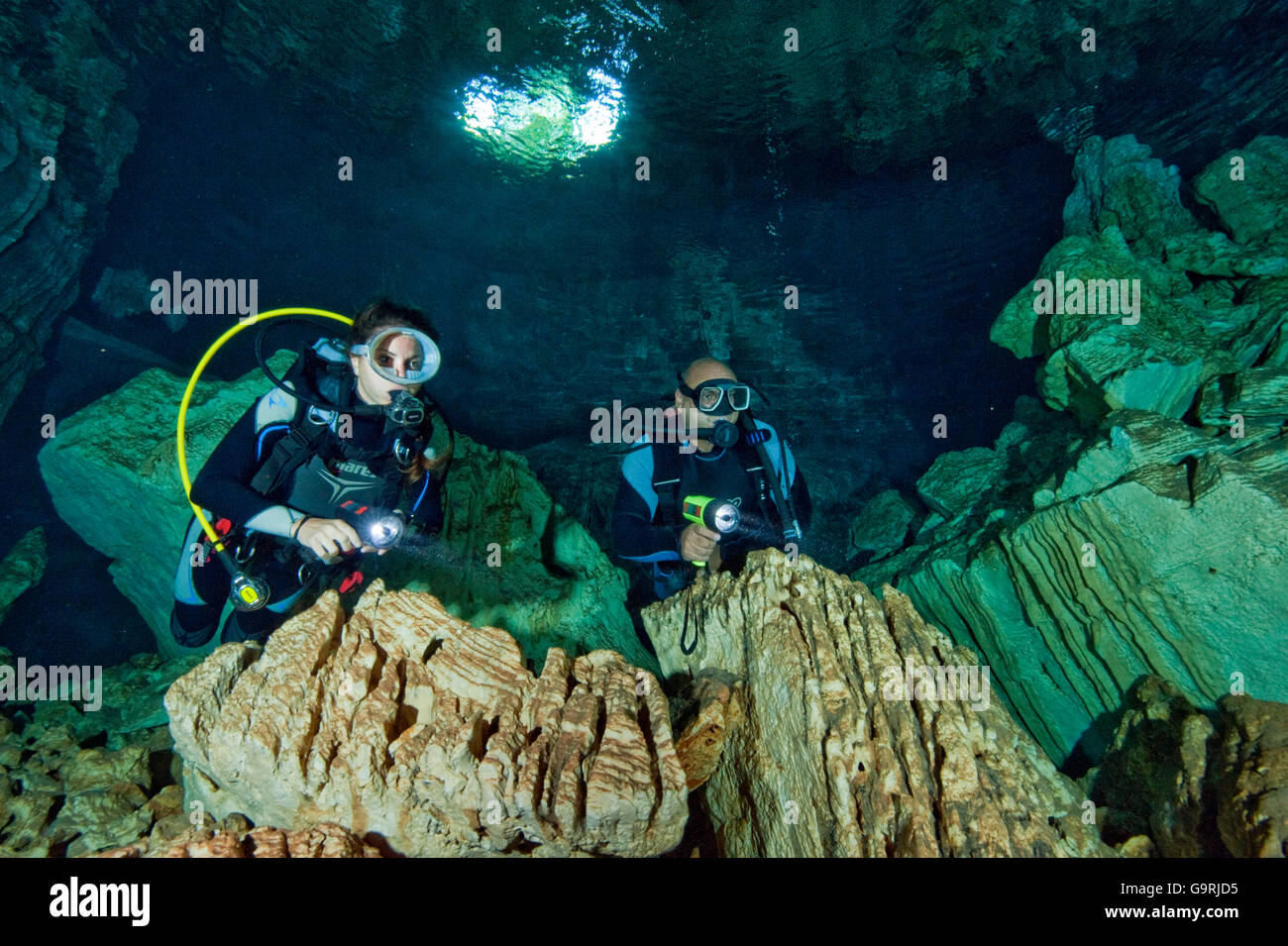 Diver sotto l'acqua in ingresso della grotta di acqua dolce, Macao-Cave, Bavaro e Punta Cana, Repubblica Domnican, Caraibi, America Foto Stock