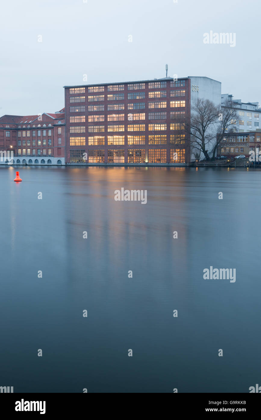 Berlino, Germania. Il 15 gennaio 2014. Edifici aziendali situato presso il fiume berlinese Spree. Longtime Esposizione, HDR Look. Foto Stock