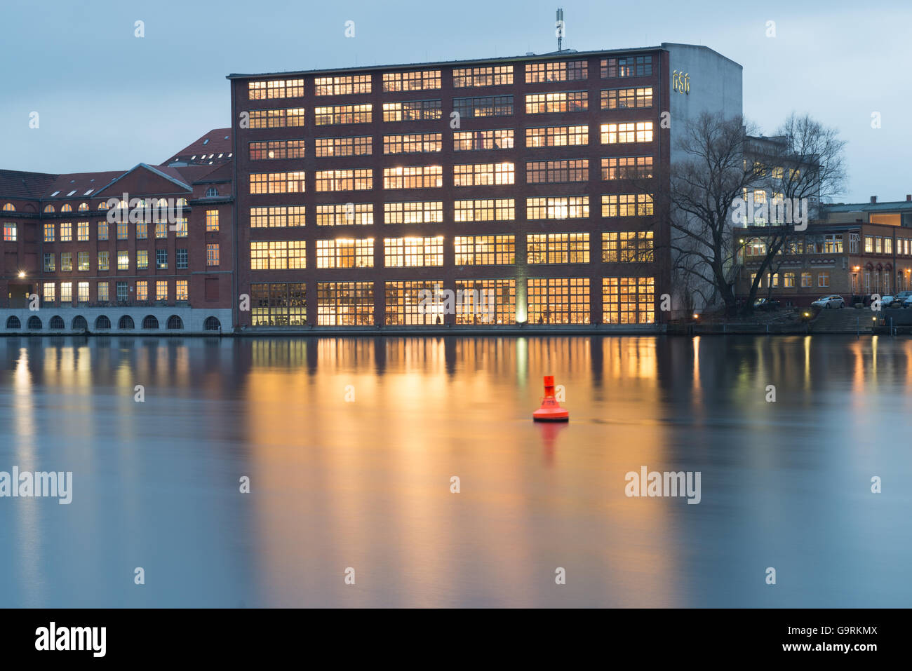 Berlino, Germania. Il 15 gennaio 2014. Edifici aziendali situato presso il fiume berlinese Spree. Longtime Esposizione, HDR Look. Foto Stock