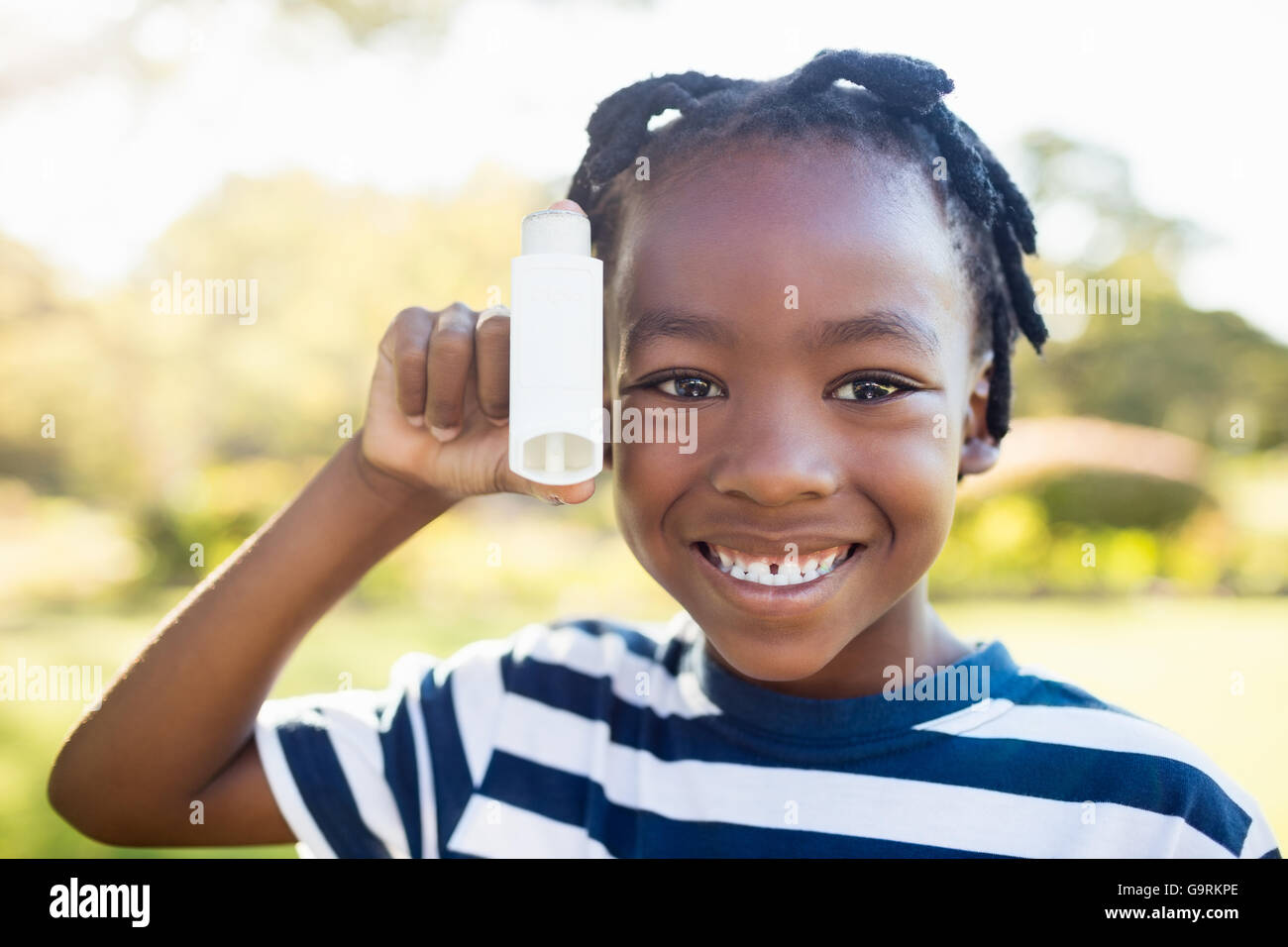 Bambino in posa con un oggetto Foto Stock