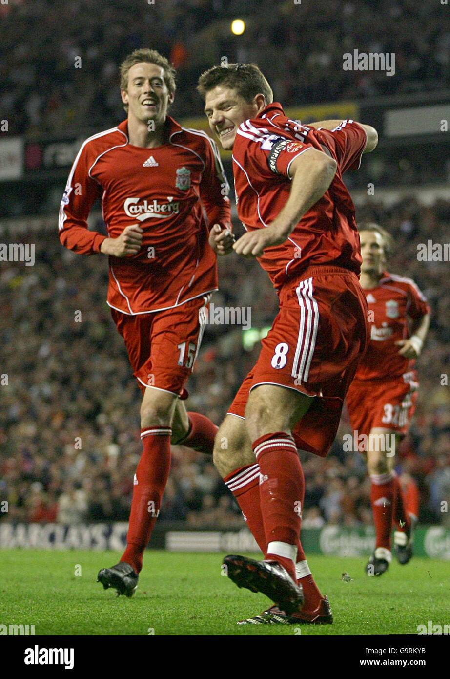 Steven Gerrard di Liverpool celebra il suo secondo obiettivo dalla penalità Spot seguendo un fallo di Andrew Davies di Middlesbrough su Peter Crouch Foto Stock