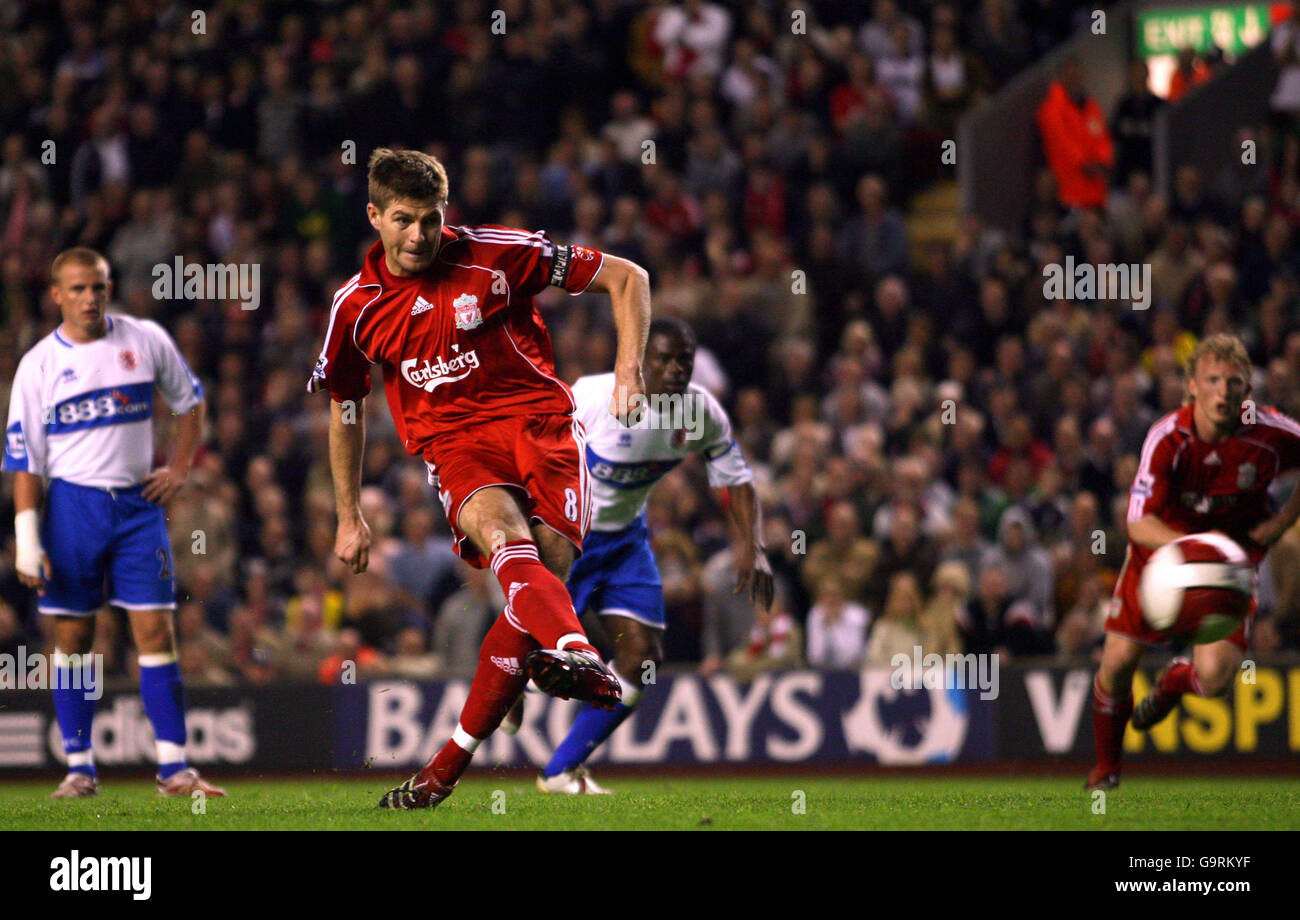 Calcio - fa Barclays Premiership - Liverpool / Middlesbrough - Anfield. Steven Gerrard di Liverpool segna il suo secondo gol dal punto di rigore, dopo un fallo di Andrew Davies di Middlesbrough su Peter Crouch Foto Stock