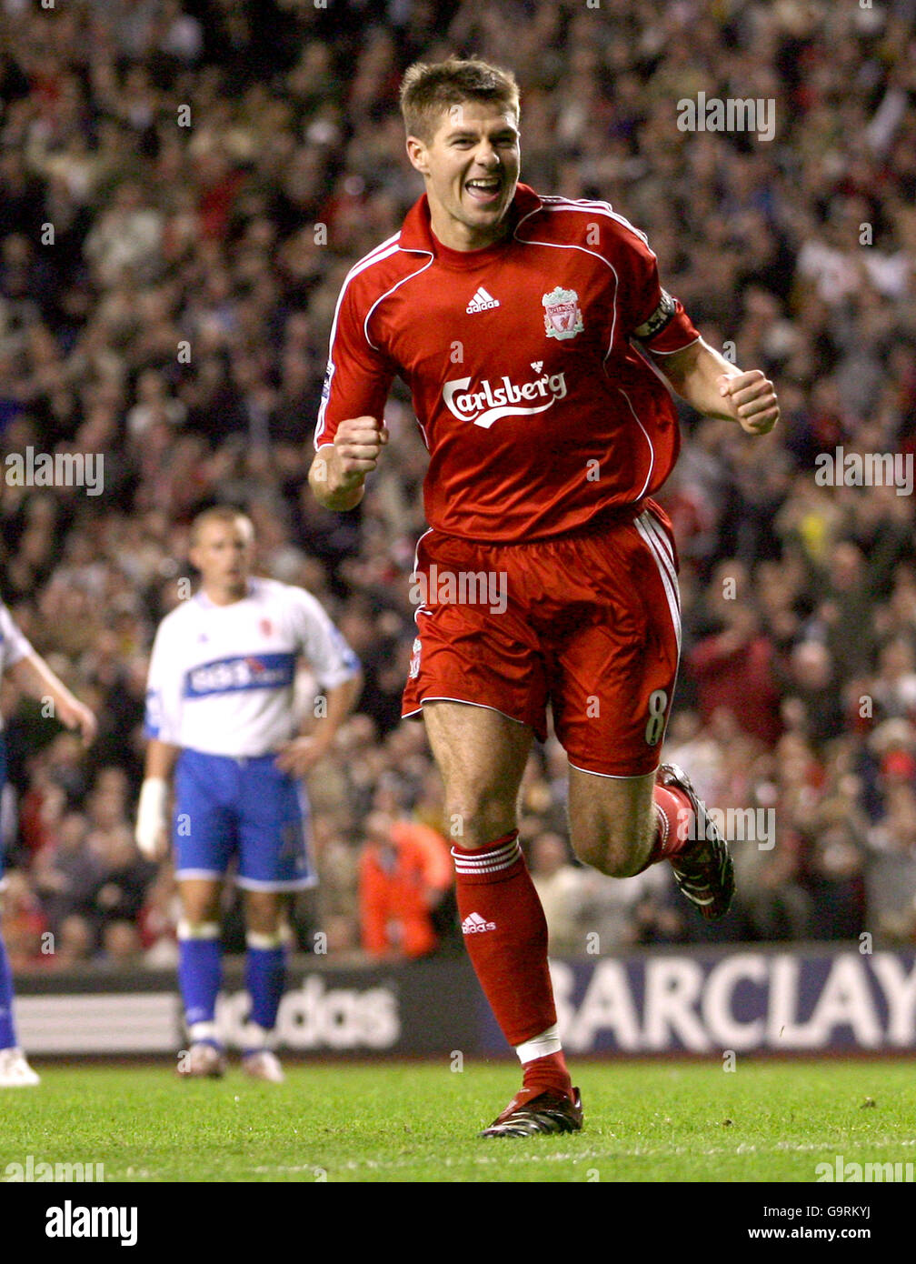 Steven Gerrard di Liverpool rapisce il suo secondo obiettivo dalla penalità Spot seguendo un fallo di Andrew Davies di Middlesbrough su Peter Crouch Foto Stock