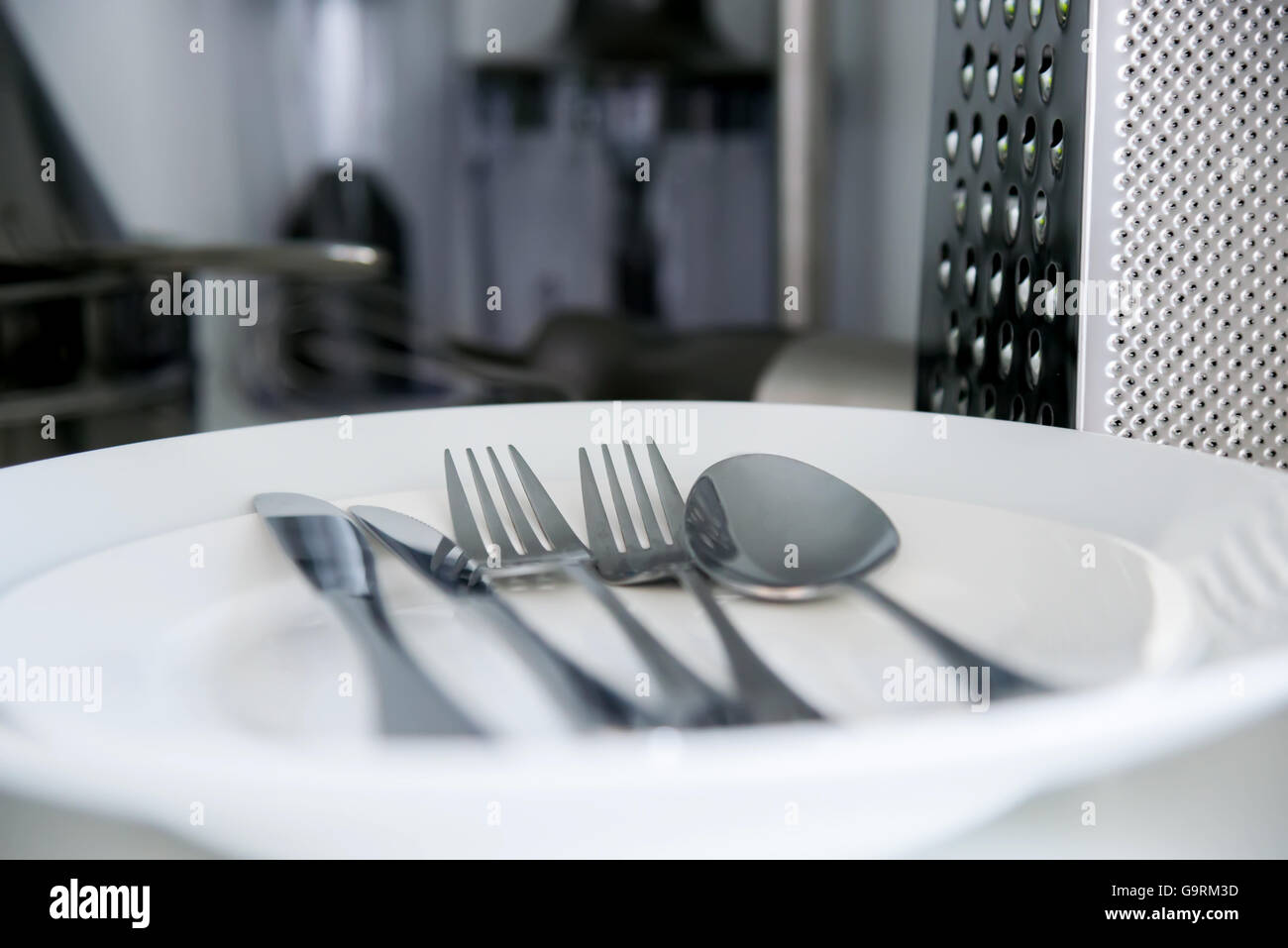 Cucchiaio e forchetta e coltello da tavola su sfondo bianco Foto Stock