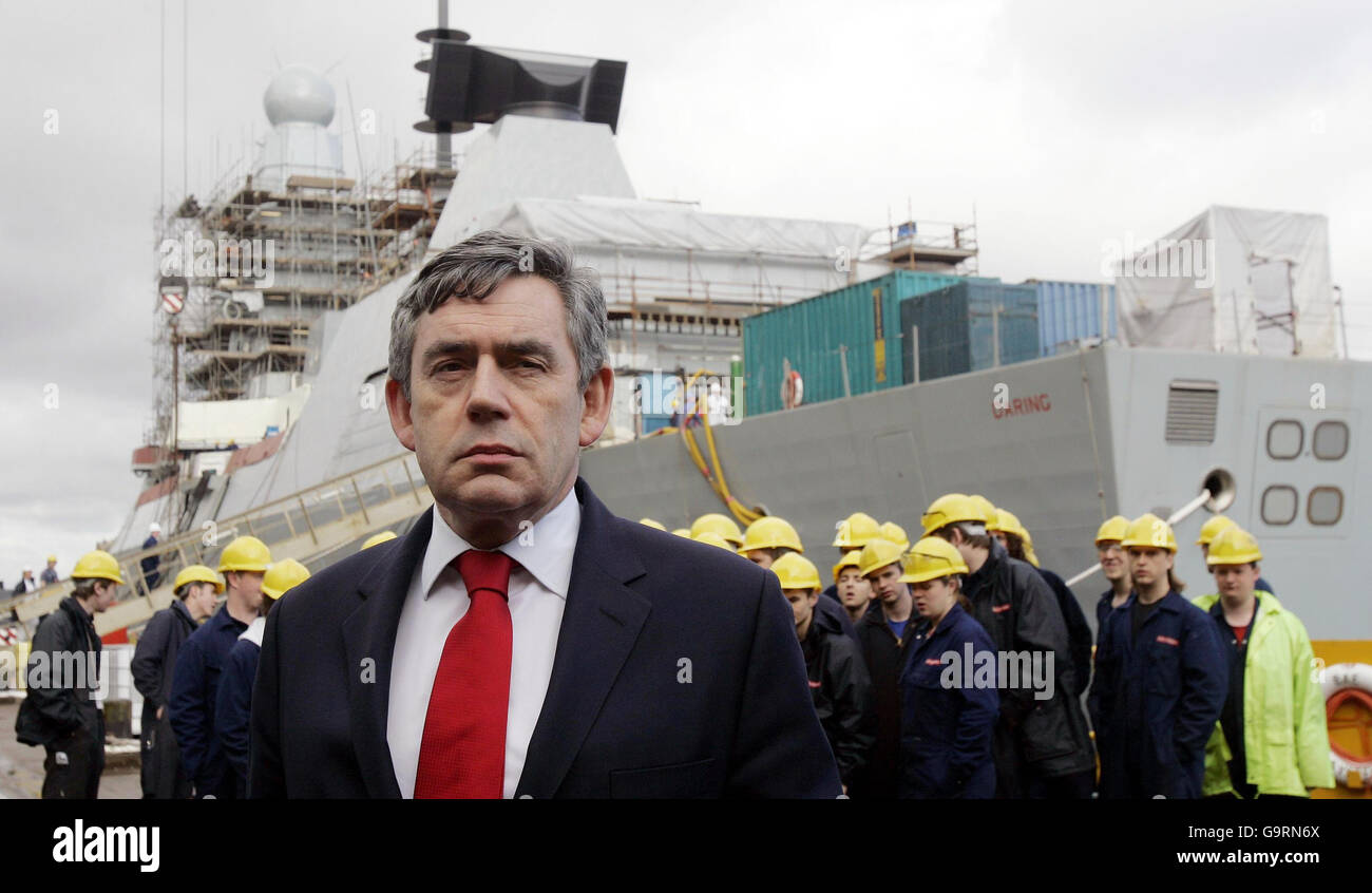 Il Cancelliere britannico, Gordon Brown, si trova di fronte all'audace HMS durante una visita al cantiere navale Scotstoun di Glasgow. Foto Stock