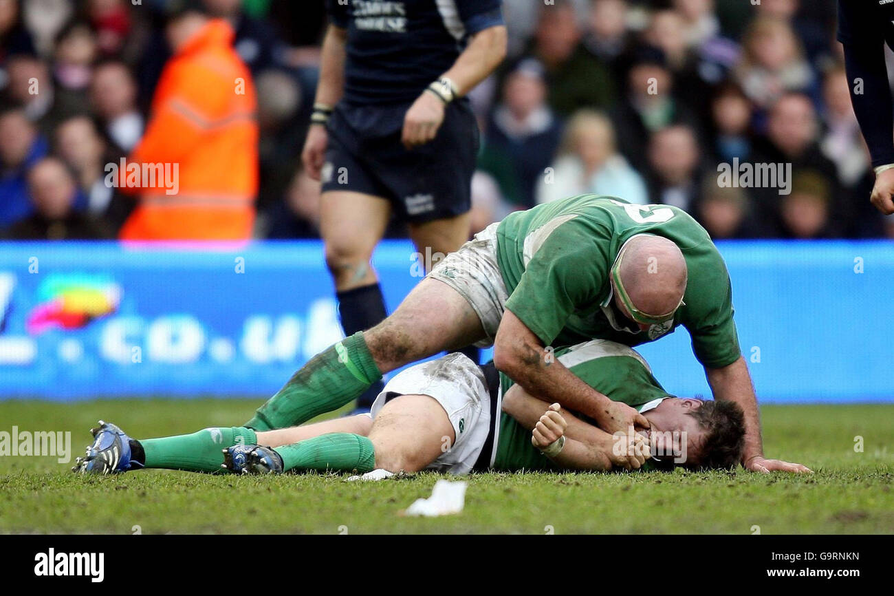 Rugby Union - RBS 6 Nations Championship 2007 - Scozia / Irlanda - Murrayfield. John Hayes d'Irlanda controlla Ronan o'gara mentre riceve un infortunio durante la partita RBS 6 Nations a Murrayfield, Edimburgo. Foto Stock