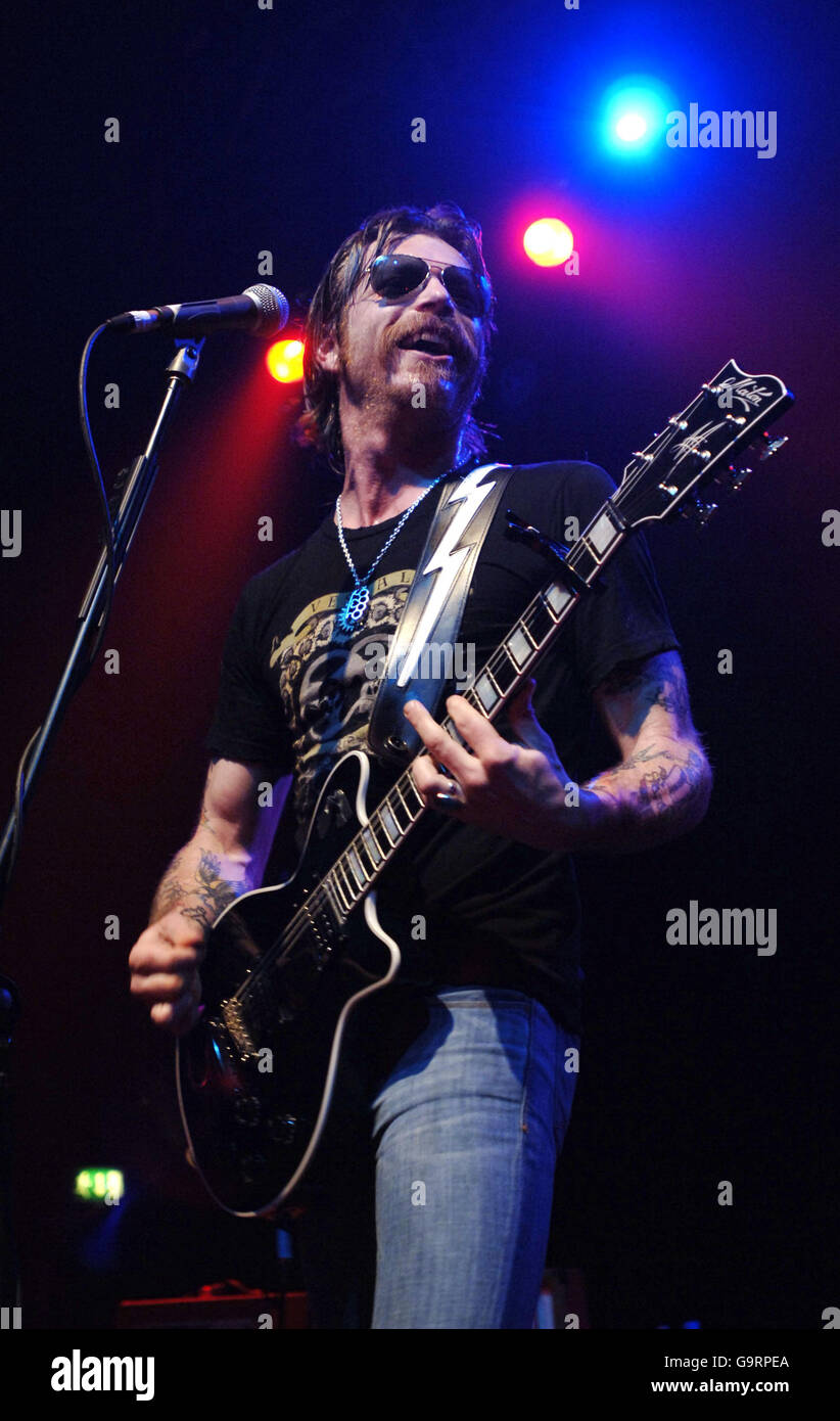 Jesse ''The Devil'' Hughes della band Eagles of Death Metal in azione durante un concerto presso l'Astoria nel centro di Londra. Foto Stock