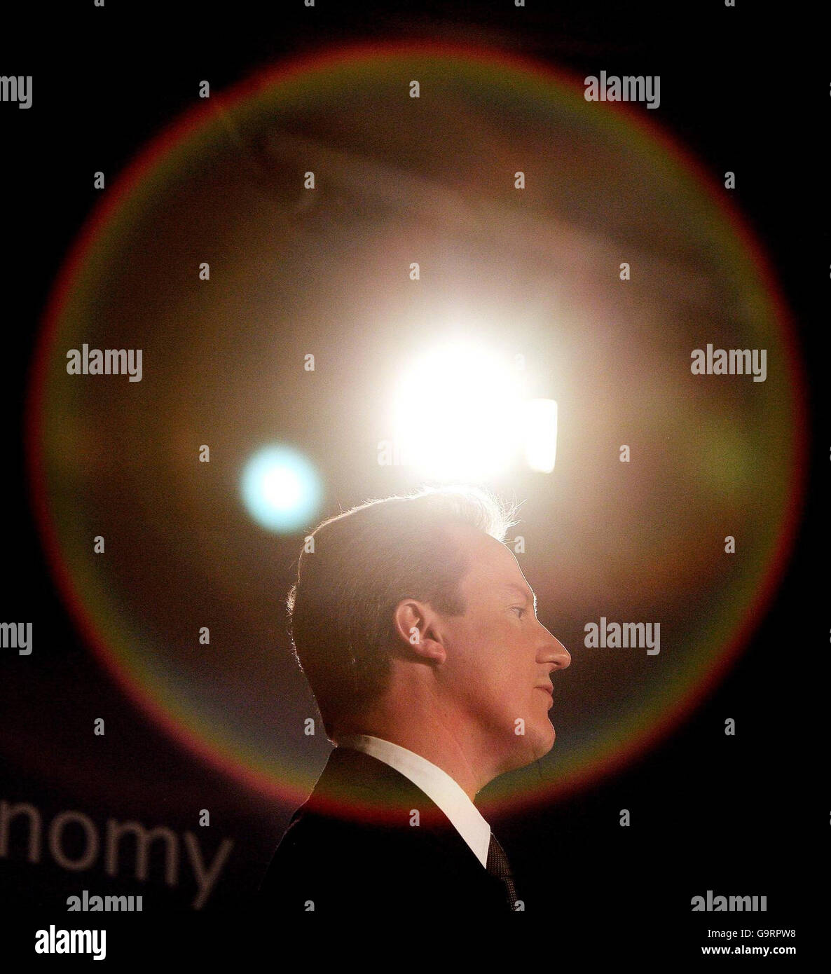 Il leader del partito conservatore David Cameron affronta un vertice di partito sul tema "responsabilità sociale: Lavorare per un futuro più verde" nel centro di Londra. Foto Stock