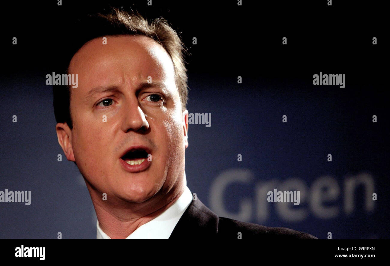 Il leader del partito conservatore David Cameron affronta un vertice di partito sul tema "responsabilità sociale: Lavorare per un futuro più verde" nel centro di Londra. Foto Stock