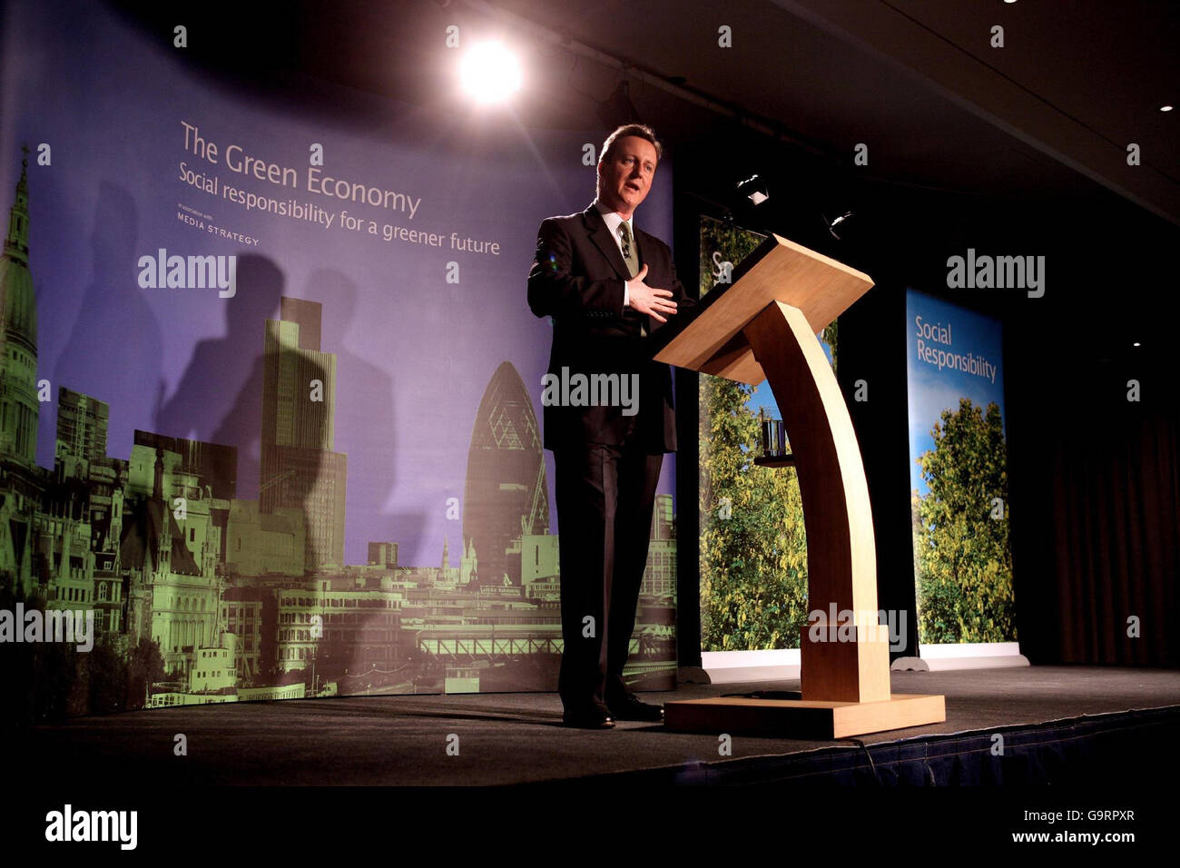 Il leader del partito conservatore David Cameron affronta un vertice di partito sul tema "responsabilità sociale: Lavorare per un futuro più verde" nel centro di Londra. Foto Stock