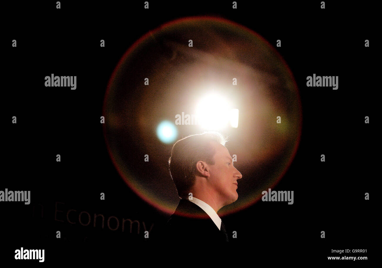 Il leader del partito conservatore David Cameron affronta un vertice di partito sul tema "responsabilità sociale: Lavorare per un futuro più verde" nel centro di Londra. Foto Stock