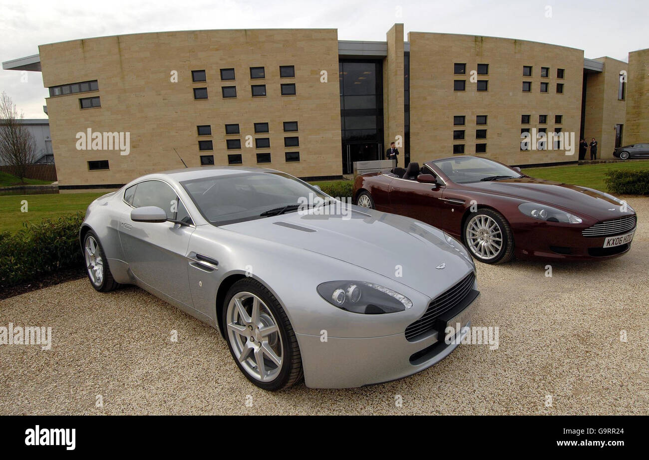 Le auto Aston Martin si sono schierate fuori dalla sede centrale dell'azienda vicino a Gaydon, Warwickshire. Foto Stock