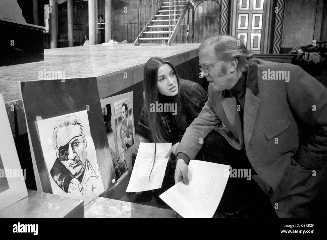 Richard Attenborough e la sua attrice, la nuora Jane Seymour, guardano ad un autoritratto della ballerina russa Valery Panov, prima dell'asta di oggi al Young Vic, Waterloo. 9/12/1973 Foto Stock