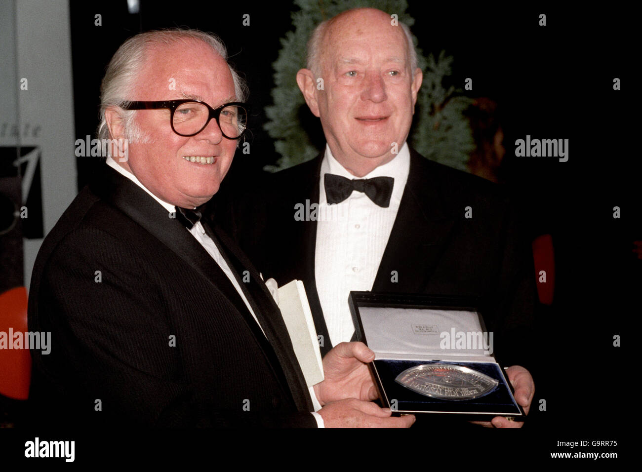 Sir Richard Attenborough (sinistra) con Sir Alec Guinness e il suo British Film Institute Fellowship award, che egli ha ricevuto presso il National Film Theatre di Londra. 8/9/1991 Foto Stock