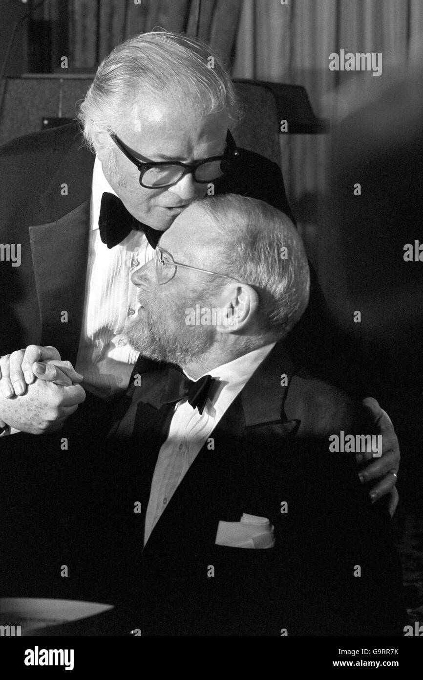Sir Richard Attendborough saluta Lord Olivier ai London Standard Film Awards di Londra la scorsa notte. Sir Richard, direttore vincitore di Oscar del film Gandhi, ha ricevuto un premio speciale da Lord Olivier in riconoscimento dei suoi 40 anni di servizio nel cinema britannico. 21/11/1983 207710-1 Foto Stock