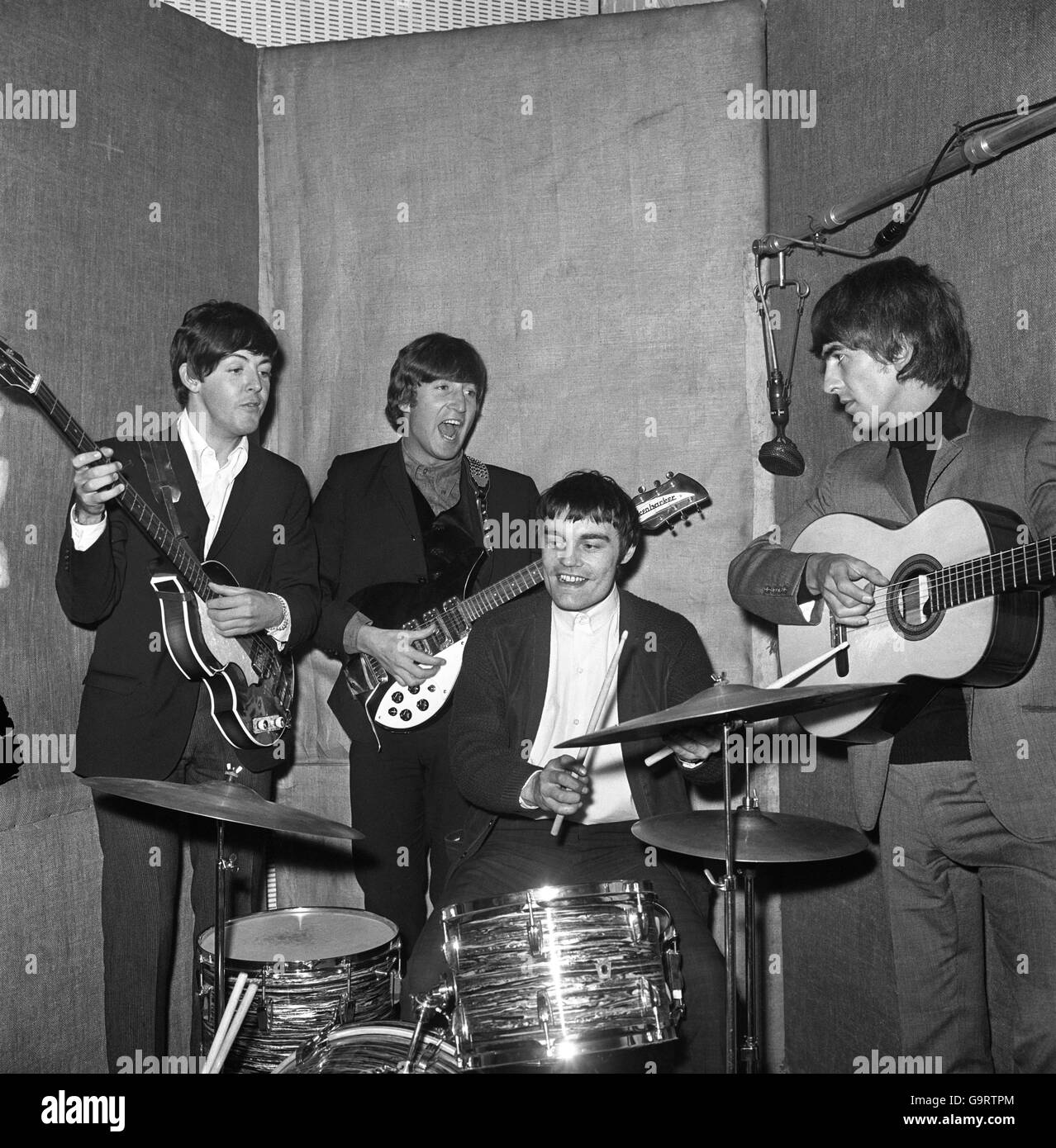 Il batterista Jimmie Nicolo, 24 anni, che si sta riempiendo per Ringo Starr dopo essere crollato durante una sessione fotografica al Barnes Studio. Nicolo è raffigurato durante una rapida prova a Londra con altri membri del gruppo Paul McCartney, John Lennon e George Harrison. Egli sostituirà Ringo nel tour dei Beatles in Danimarca e Olanda. Foto Stock