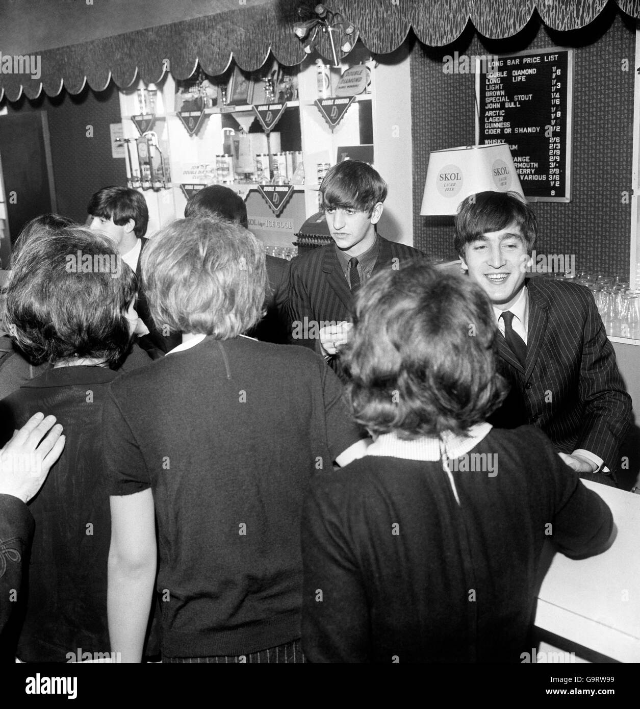 I Beatles John Lennon e Ringo Starr scuotono le mani e firmano un numero infinito di album autografici in un urlante Get Together del Beatles Southern Area Fan Club Foto Stock