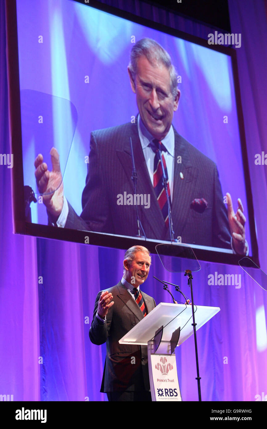 Il principe Carlo della Gran Bretagna parla durante una cerimonia speciale di premiazione del Prince's Trust al Barbican di Londra. Foto Stock
