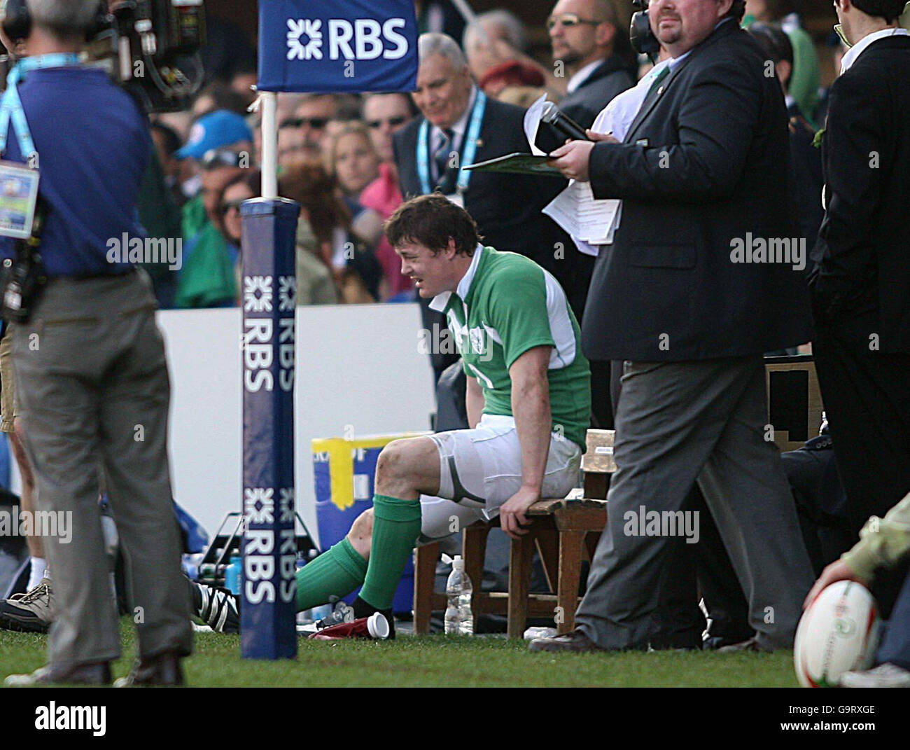 Brian o'Driscoll irlandese si siede ferito durante la partita RBS 6 Nations allo Stadio Flaminio, Roma, Italia. Foto Stock