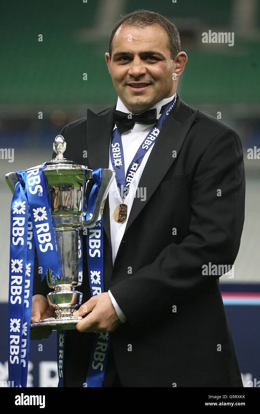 Rugby Union - RBS 6 Nations Championship - Francia / Scozia - Stade de France. Il francese Rafael Ibanez solleva il Trofeo delle sei Nazioni RBS dopo la vittoria sulla Scozia Foto Stock