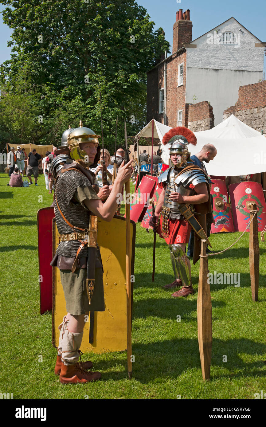 Persone in costume re-enactor al Festival romano di Eboracum in Summer York North Yorkshire Inghilterra Regno Unito GB Great La Gran Bretagna Foto Stock