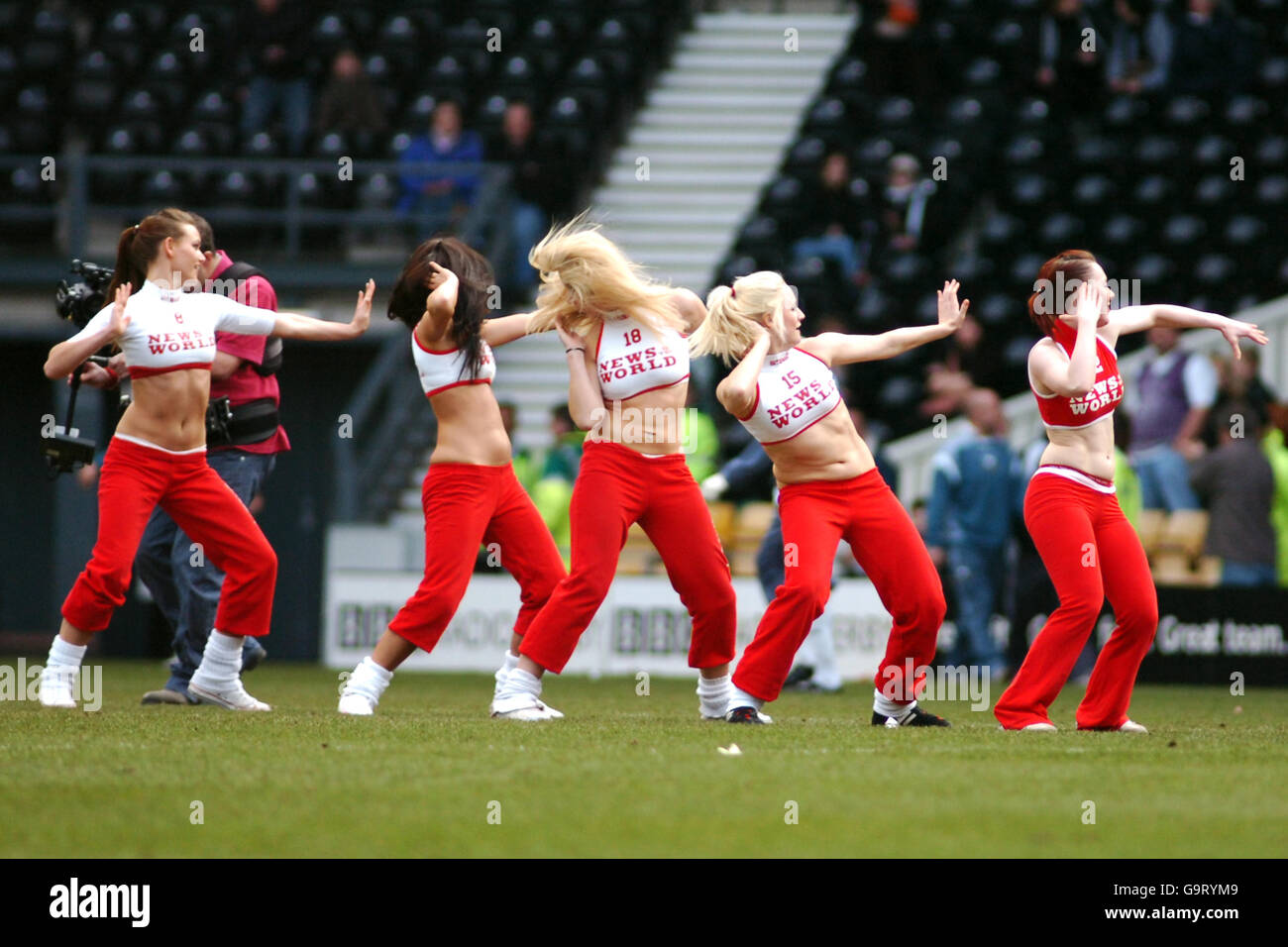 Calcio - Campionato di calcio Coca-Cola - Derby County v Cardiff City - Pride Park. Notizie, delle ragazze del mondo Foto Stock