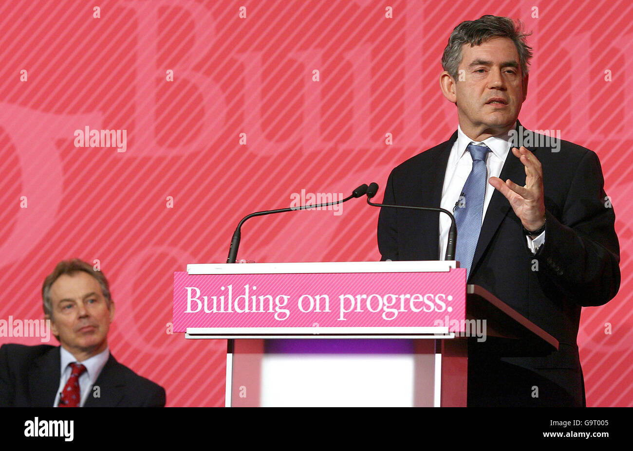 Il cancelliere Gordon Brown (destra) parla in una scuola di Hackney, a est di Londra, dove il governo ha lanciato la sua tanto attesa revisione politica. Foto Stock