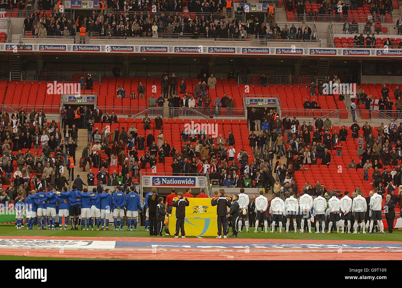 Calcio - Under 21 International friendly - Inghilterra / Italia - Stadio di Wembley. Le squadre di Inghilterra e Italia si allineano prima del calcio d'inizio Foto Stock