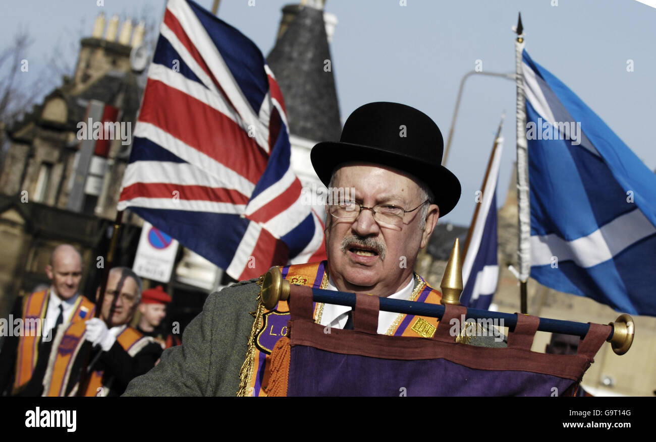 Migliaia di Orangemen si riversano nelle strade di Edimburgo per celebrare il 300° anniversario dell'atto dell'Unione. Foto Stock