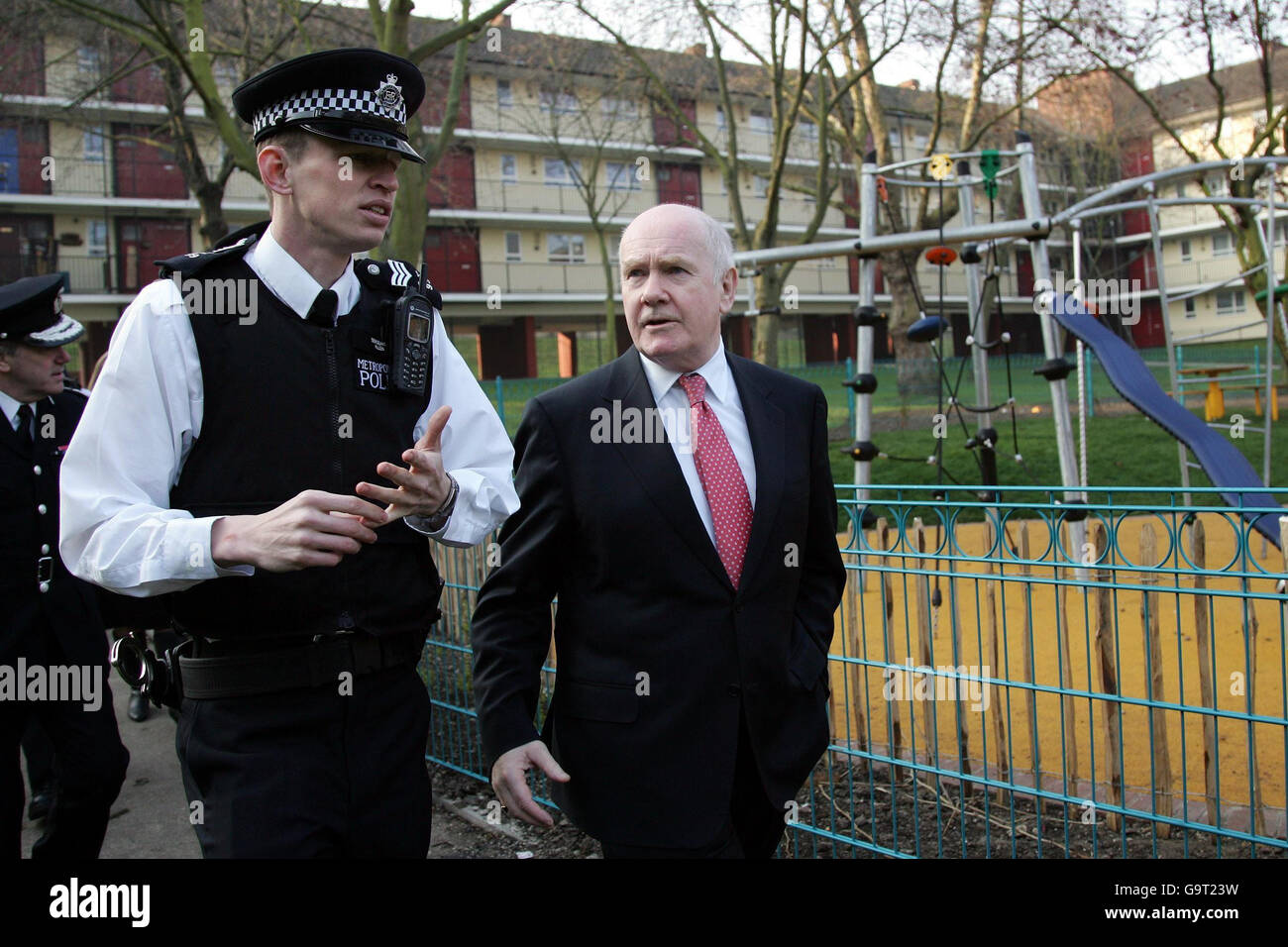 Il segretario di casa John Reid (a destra) parla al poliziotto Sgt. Steve Allen durante una visita alla tenuta Willard Housing a Clapham, nel sud di Londra. Foto Stock