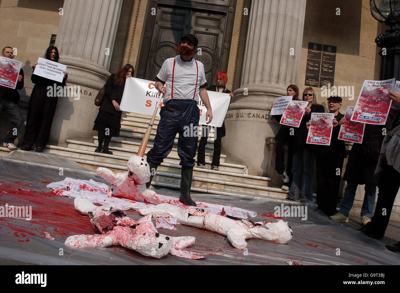 I membri del gruppo per il benessere degli animali PETA palcoscano oggi una protesta al di fuori dell'ambasciata canadese a Londra, prima dell'inizio della caccia annuale alle foche a Terranova. Foto Stock