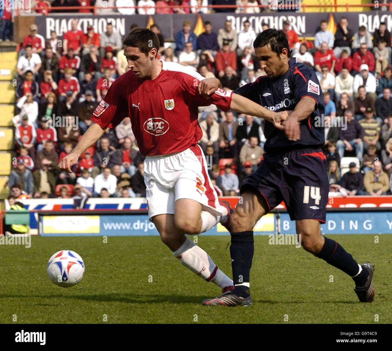 Calcio - Coca-Cola Football League 1 - Bristol City / Nottingham Forest - Ashton Gate. Brystl Citys Bradley Orr (a sinistra) batte con Nottingham Forrest Jack Lester durante la partita della Coca-Cola League One ad Ashton Gate, Bristol. Foto Stock