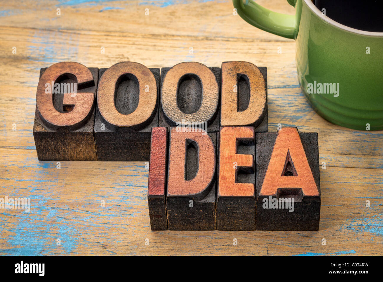 Buona idea astratta di parola in rilievografia tipo di legno con una tazza di caffè Foto Stock
