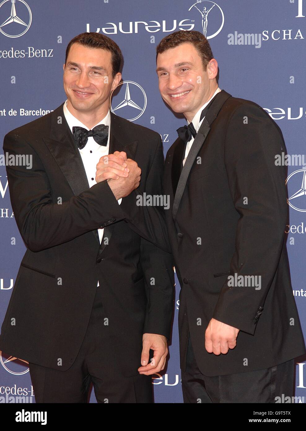 Vitali (a destra) e Wladimir Klitschko arrivano al Palau Sant Jordi, a Barcellona, in Spagna, per il Premio Mondiale per lo Sport Laureus. PREMERE ASSOCIAZIONE foto. Data immagine: Lunedì 2 aprile 2007. Il credito fotografico dovrebbe essere: Steve Parsons/PA Foto Stock