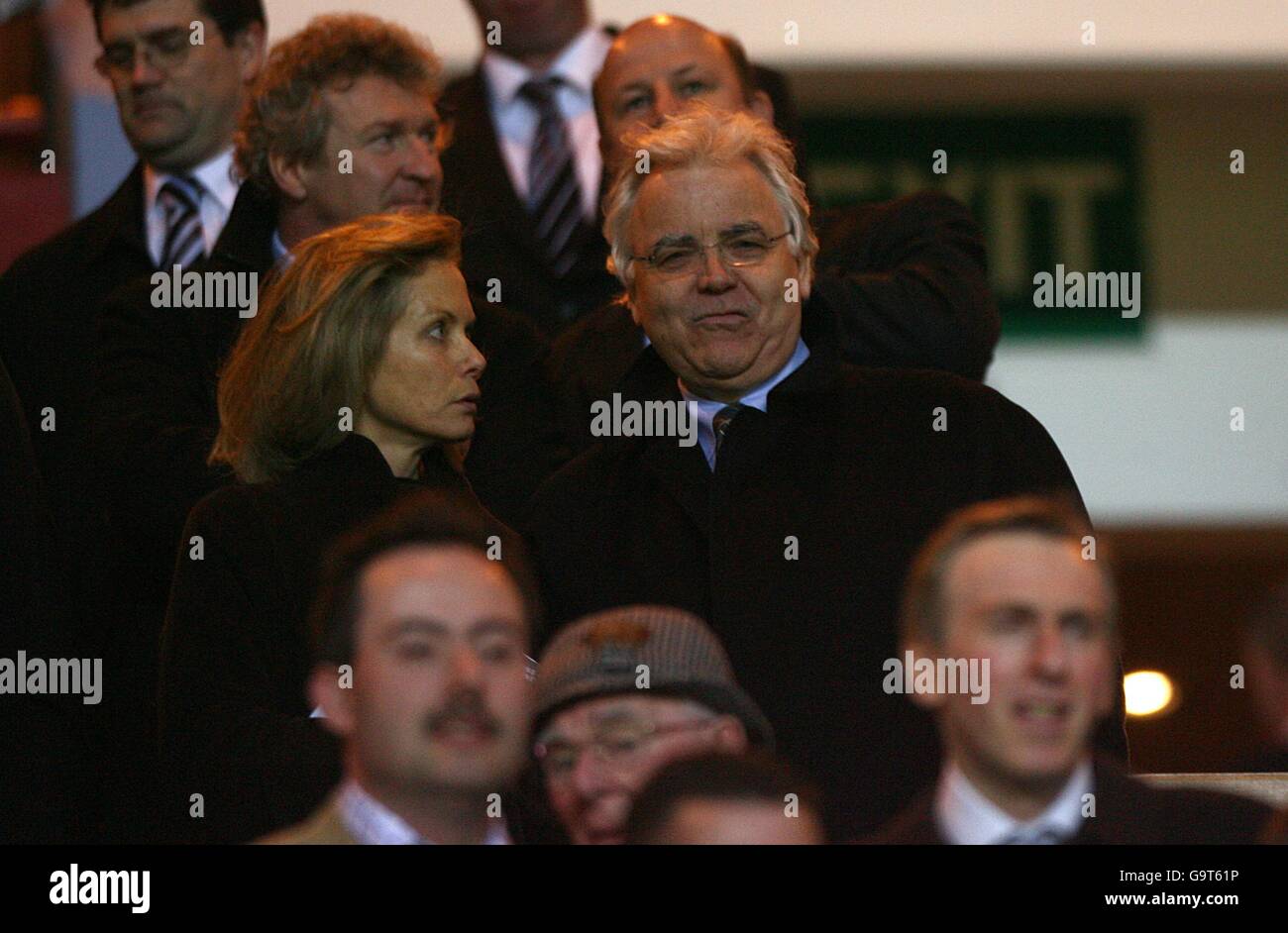 Il presidente di Everton Bill Kenwright e la ragazza Jenny Seagrove Foto Stock