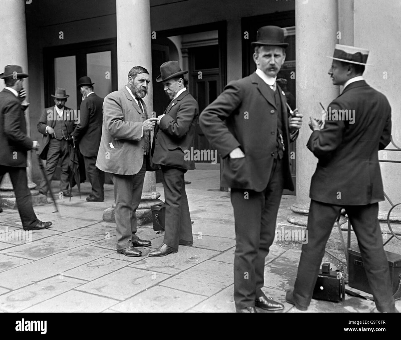 Il sig. W. Crooks, deputato, (senza alcun cappello) parla seriamente con il suo collega del Partito laburista, il sig. W. J. Davis, deputato. Foto Stock