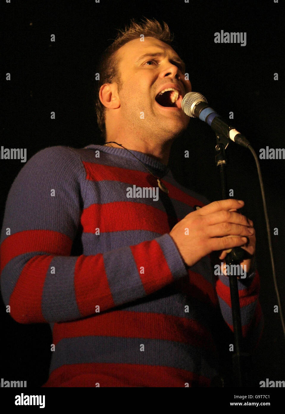 Daniel Bedingfield si esibisce in occasione dell'evento "la voce della schiavitù", per celebrare il bicentenario dell'atto parlamentare britannico di abolire il commercio di schiavi transatlantici al Forum di Londra nord. Foto Stock