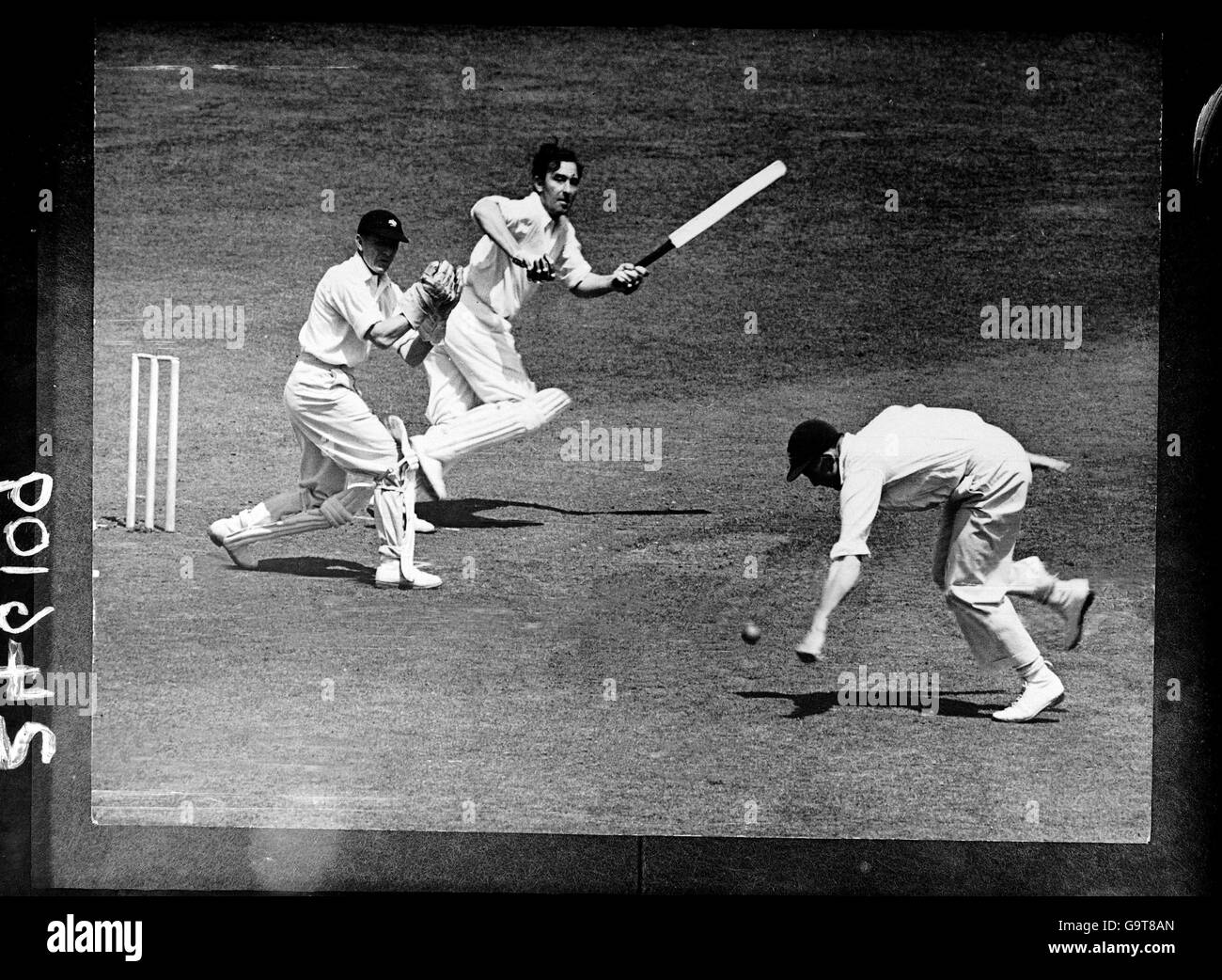 Cricket - Gentlemen contro giocatori. Denis Compton (c) spinge la palla attraverso le slips Foto Stock