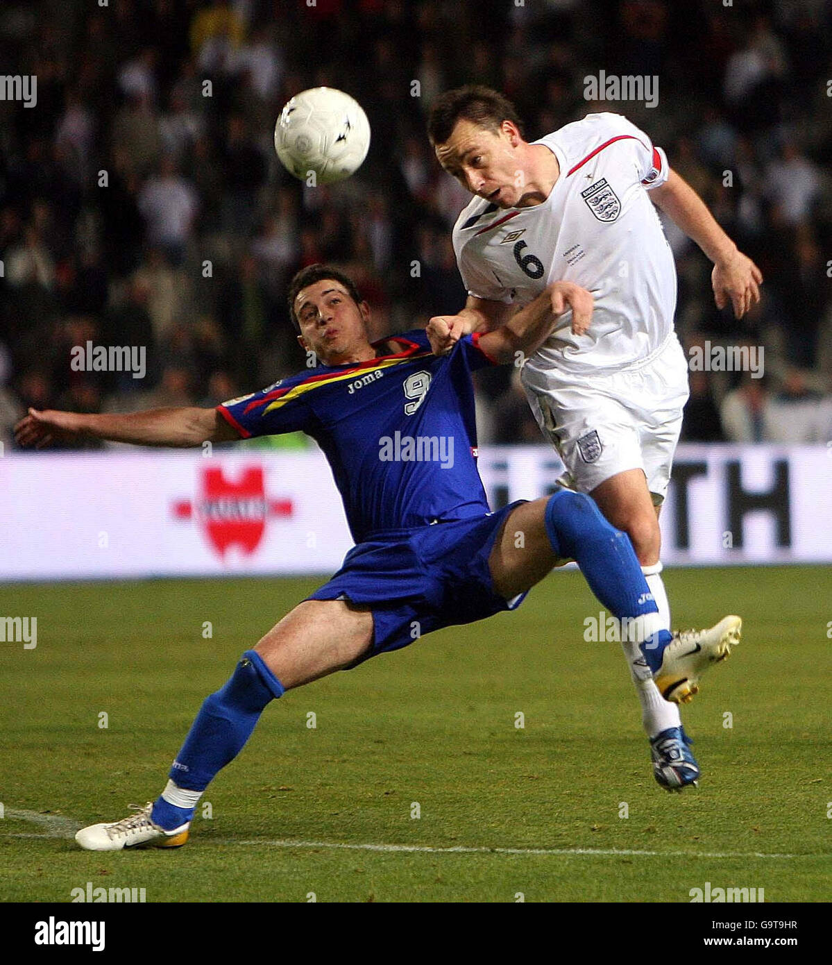 Il capitano inglese John Terry (a destra) e Juan Carlos Toscano di Andorra combattono per la palla durante la partita di qualificazione del Campionato europeo UEFA all'Olimpico de Montjuic, Barcellona. Foto Stock