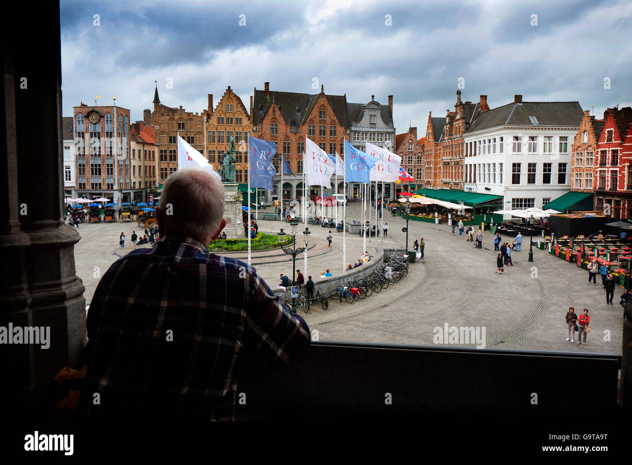 Vista di Bruges piazza del mercato in Belgio dall'Duvelorium Grand Beer Cafè Historium museo. Solo uso editoriale. Foto Stock