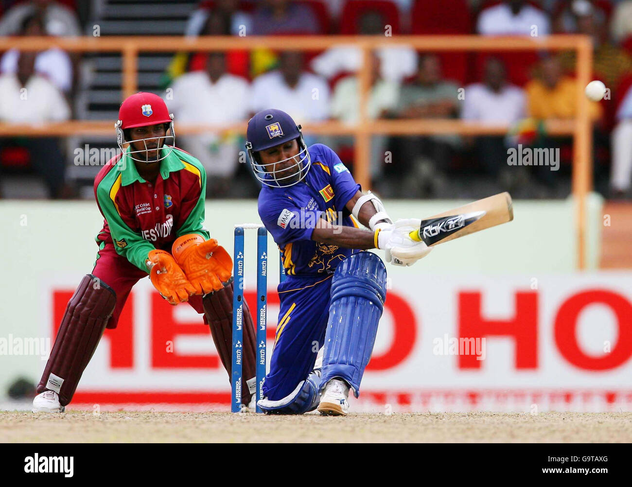 Mahela Jayawardene dello Sri Lanka in azione guardato dal wicketkeeper delle Indie occidentali Denesh Ramdin (a sinistra) durante la partita degli ICC Cricket World Cup Super Eight allo Stadio Nazionale Guyana, Georgetown, Guyana. Foto Stock