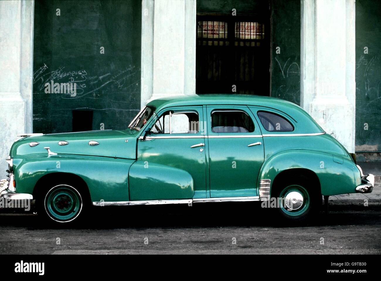 AUTO VERDE AMERICANA A L'AVANA, CUBA. Foto Stock
